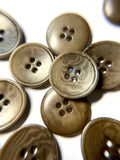 Dabiskas korozo pogas 20mm diametrā ar 4 caurumiem 2 krāsās. Pogas jakām, mēteļiem, uzvalkiem, dekoriem. Komplektā 4 gab