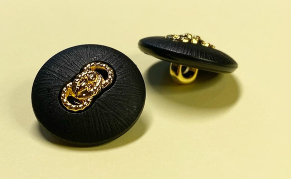 Apaļas matētas greznas plastmasas pogas ar auduma imitāciju un zelta dekoratīvu elementu, ar stiprinājumu uz kāta, 3 izmēri. Komplektā 4 gab